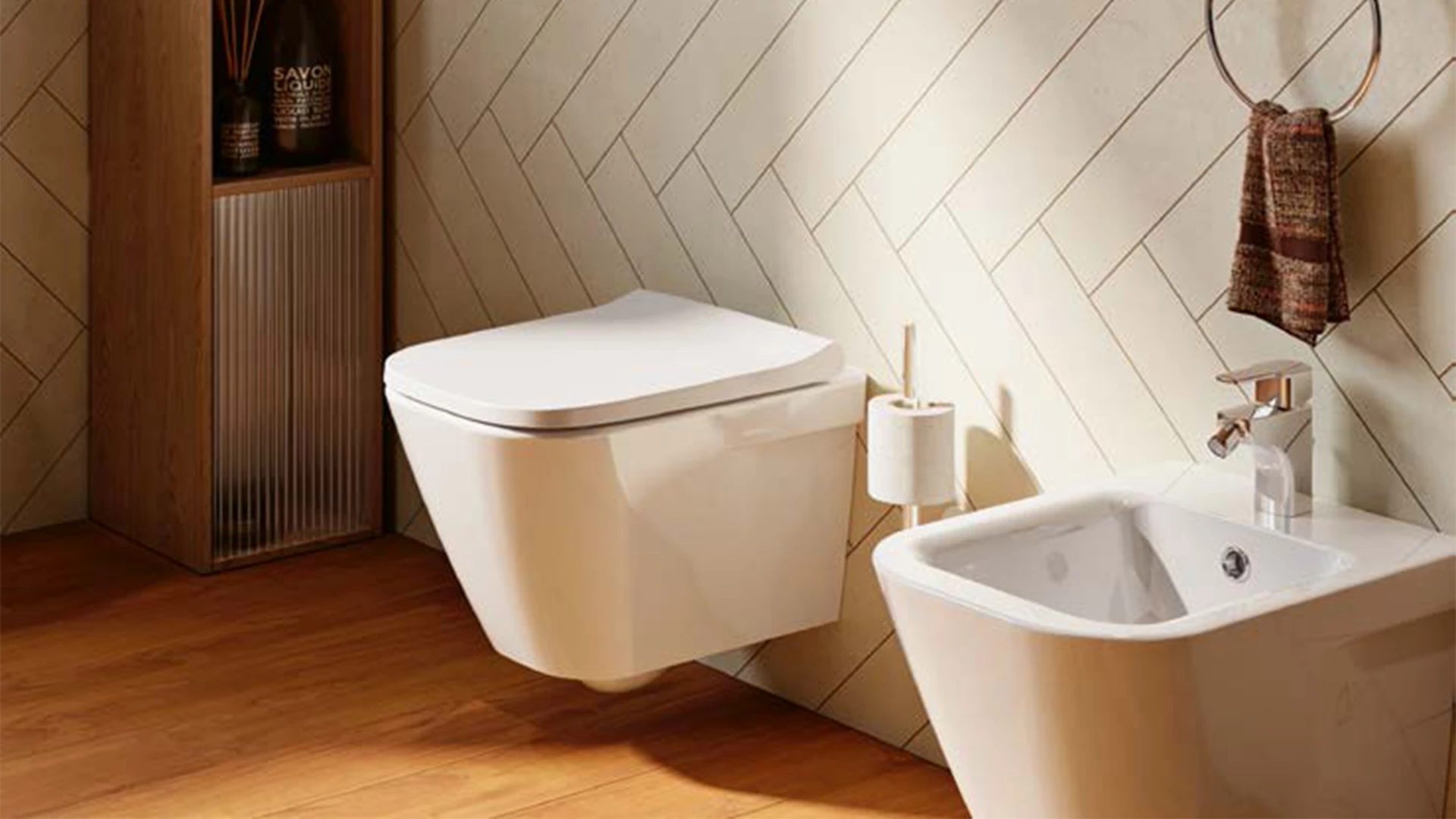 WC Sanindusa WC suspendus blanc carreaux triangle